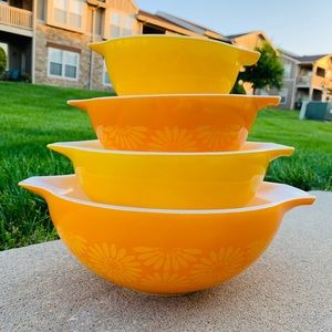 🛑 SOLD 🛑 Pyrex Daisy Cinderella Bowls